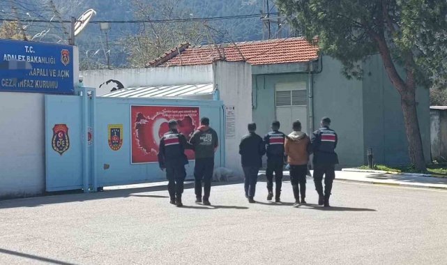 Aranan hükümlü ve şahıslar jandarmadan kaçamadı