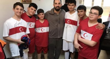 Arda Turan depremzedeler için sahalara döndü
