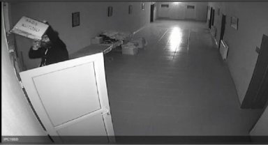 Arnavutköy'de cemevine pencereden giren hırsız kamerada