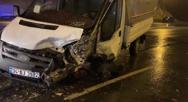 Arnavutköy'de karşı şeride geçen kamyonetin karıştığı kazada 3 kişi yaralandı