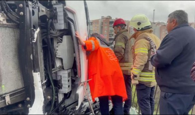 Arnavutköy'de yol bakım aracına çarpan kamyonun şoförü öldü