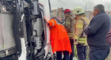 Arnavutköy'de yol bakım aracına çarpan kamyonun şoförü öldü