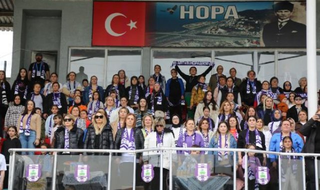 Artvin'de kadınlar protokol tribününden ücretsiz maç izledi
