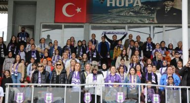 Artvin'de kadınlar protokol tribününden ücretsiz maç izledi