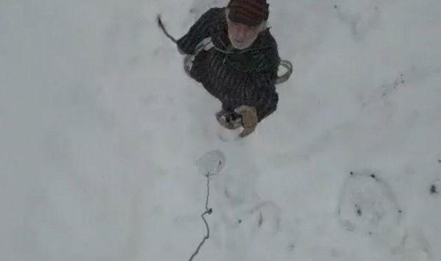 Artvin'de kar nedeniyle iletişim kurulamayan yaşlı çiftin yardımına drone yetişti