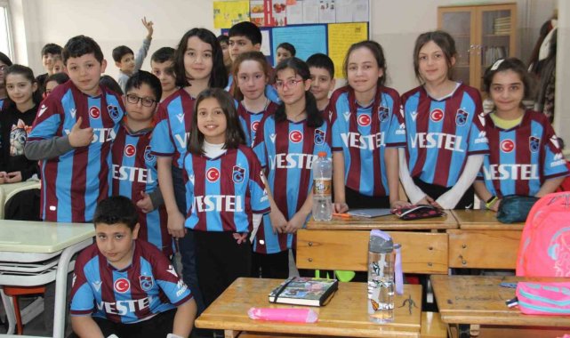 Asbaşkan Ertuğrul Doğan'dan öğrencilere 11 bin 461 Bordo Mavili forma