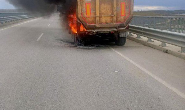 Asfalt yüklü kamyon seyir halindeyken alev aldı