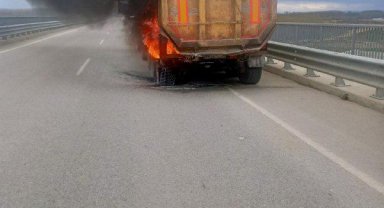 Asfalt yüklü kamyon seyir halindeyken alev aldı
