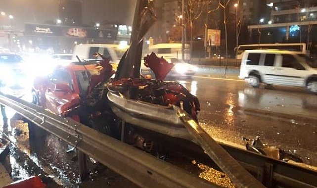 Ataşehir'de motosiklete çarpan otomobil bariyere girdi: 1 yaralı