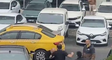 Ataşehir'de trafikte yol verme kavgası kamerada