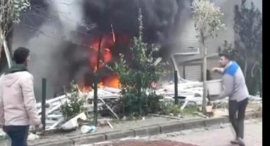 Avcılar'da boşaltılan binanın dış cephesi ve sökülen PVC pencereler yandı