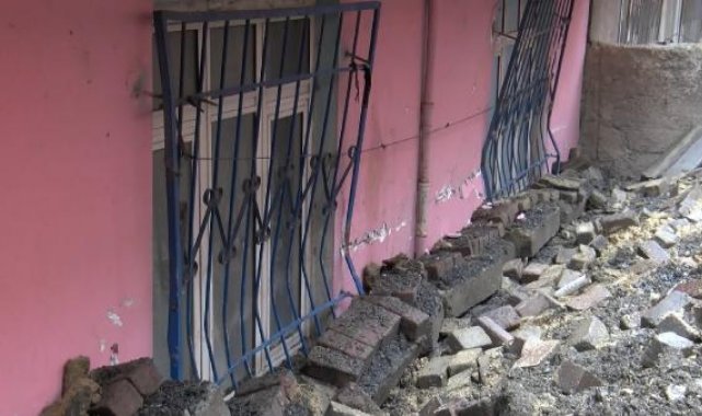 Avcılar'da istinat duvarı çöktü, bina hasar gördü