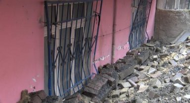 Avcılar'da istinat duvarı çöktü, bina hasar gördü