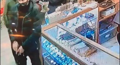 Avcılar'da kendilerini polis olarak tanıtıp hediyelik eşya dükkanı sahibini gasbeden şüpheliler yakalandı