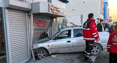 Avcılar'da otomobil iş yerine çarptı