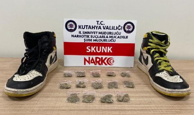 Ayakkabısına gizlediği uyuşturucuyla yakalandı