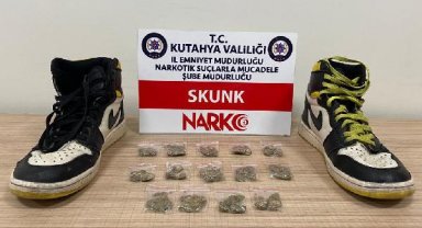 Ayakkabısına gizlediği uyuşturucuyla yakalandı