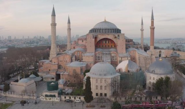 Ayasofya Camii'ne Ramazan mahyası asıldı