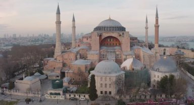 Ayasofya Camii'ne Ramazan mahyası asıldı