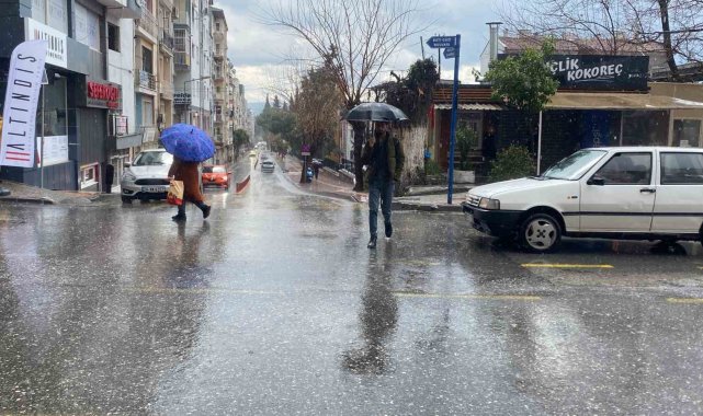 Aydın'da doluyla karışık sağanak yağış ekili oldu
