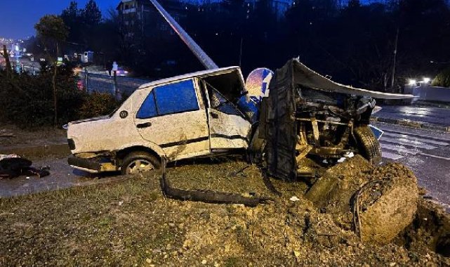 Aydınlatma direğine çarpan otomobil ikiye bölündü