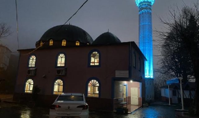 Aynı caddede oturan mahalleliler 2 dakika arayla iftar yapıyor