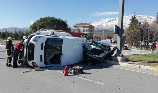 Aynı yöne giden minibüs otomobille çarpıştı: 2 yaralı