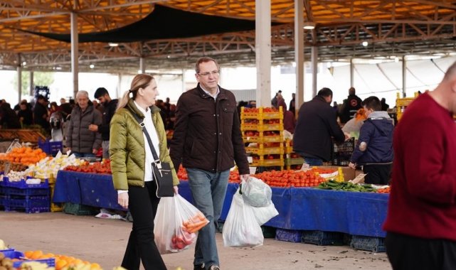 Ayvalık'ta Ergin çiftinden hem alışveriş hem sohbet