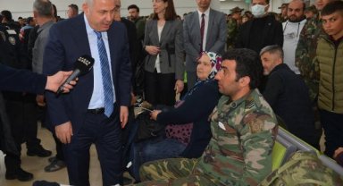 Azeri asker, ayağı kırılmasına rağmen deprem bölgesinden ayrılmamış