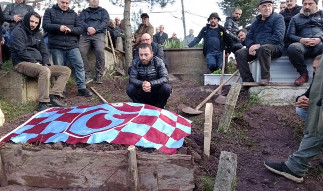 Babalarının vasiyetini yerine getirip mezarını Trabzonspor bayrağı ile örttüler