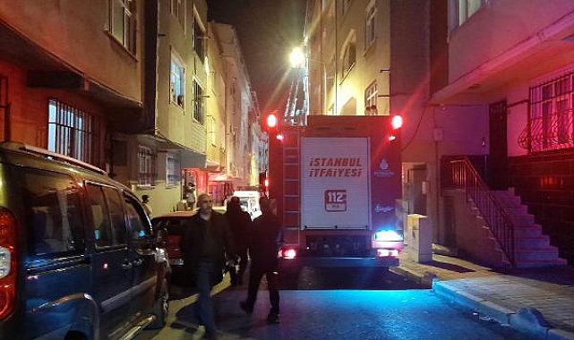 Bağcılar'da 4 katlı binanın çatısından yükselen alevler yanındaki 3 binanın çatısına sıçradı