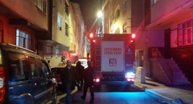 Bağcılar'da 4 katlı binanın çatısından yükselen alevler yanındaki 3 binanın çatısına sıçradı