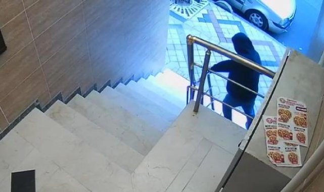 Bağcılar'da apartmanın merdiven korkuluklarını sökerek çalan şüpheli kamerada