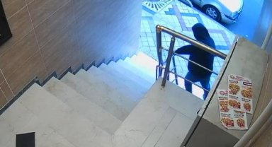 Bağcılar'da apartmanın merdiven korkuluklarını sökerek çalan şüpheli kamerada