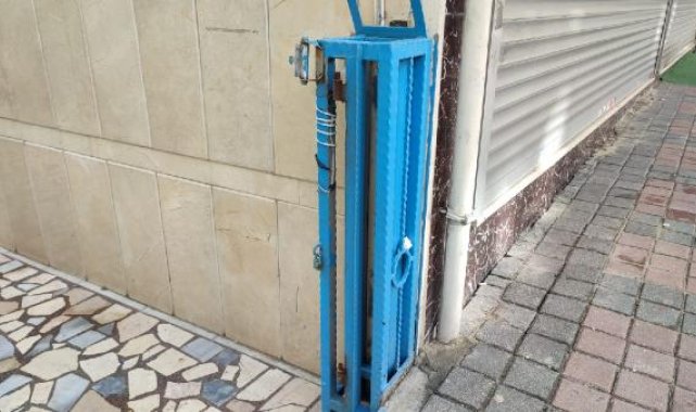 Bağcılar'da bir apartmanın demir bahçe kapısı üçüncü kez çalındı