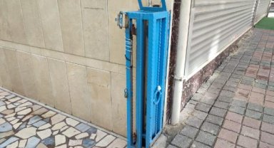 Bağcılar'da bir apartmanın demir bahçe kapısı üçüncü kez çalındı