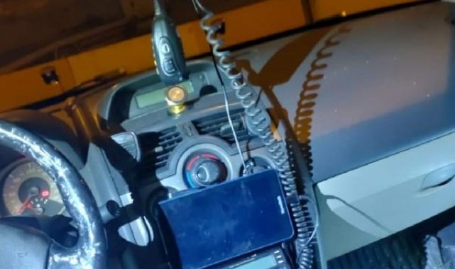 Bağcılar'da durdurulan araçtan sahte belgeler, silah ve telsiz düzeneği çıktı