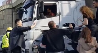 Bağcılar'da TIR'ın çarptığı otomobil savrularak ters yöne döndü 