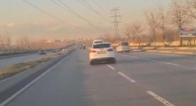 Bağcılar'da trafikte makas atarak ilerleyen sürücü kamerada