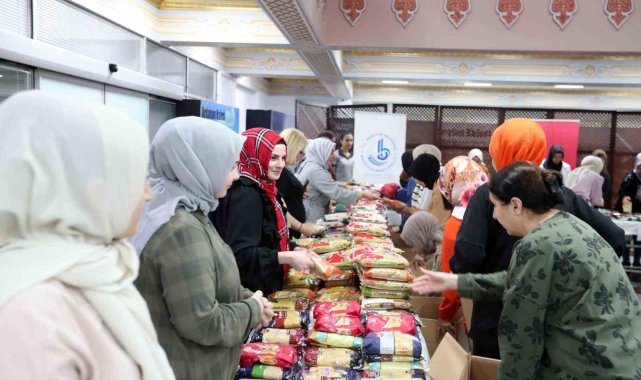 Bağcılarlı kadınlar, harçlıklarıyla depremzedeler için gıda kolisi hazırladı