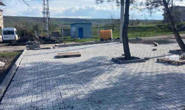 Bağlar'da kırsal mahallelerde parke döşeme çalışmaları devam ediyor