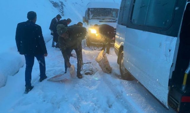 Bahçesaray- Hizan yolunda kar ve sis etkili oldu; araçlar yolda kaldı