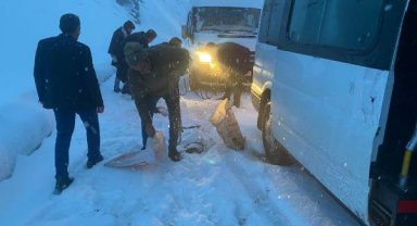 Bahçesaray- Hizan yolunda kar ve sis etkili oldu; araçlar yolda kaldı