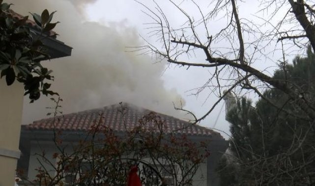 Bahçeşehir'de 3 katlı villanın çatısında yangın çıktı