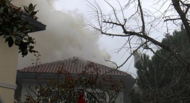Bahçeşehir'de 3 katlı villanın çatısında yangın çıktı