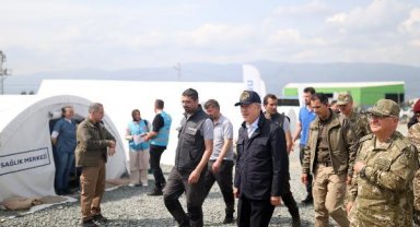 Bakan Akar, Hatay'da depremzedelerle bir araya geldi