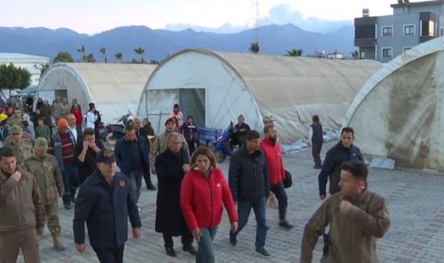 Bakan Akar, Hatay'da depremzedelerle görüştü