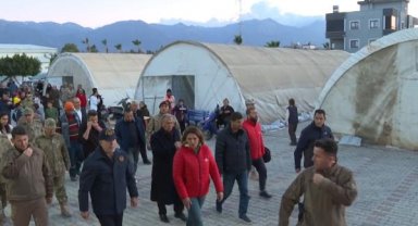 Bakan Akar, Hatay'da depremzedelerle görüştü