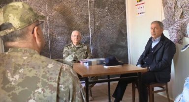 Bakan Akar, Hatay'da Mehmetçik'i ziyaret etti