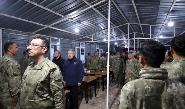 Bakan Akar, ilk iftarı Mehmetçik ile yaptı